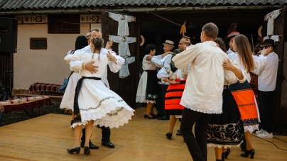 A fost „Joc la șură” în Coruia; Participanții îmbrăcați în port popular, preparatele delicioase, muzica tradițională și voia bună au făcut din eveniment o reușită