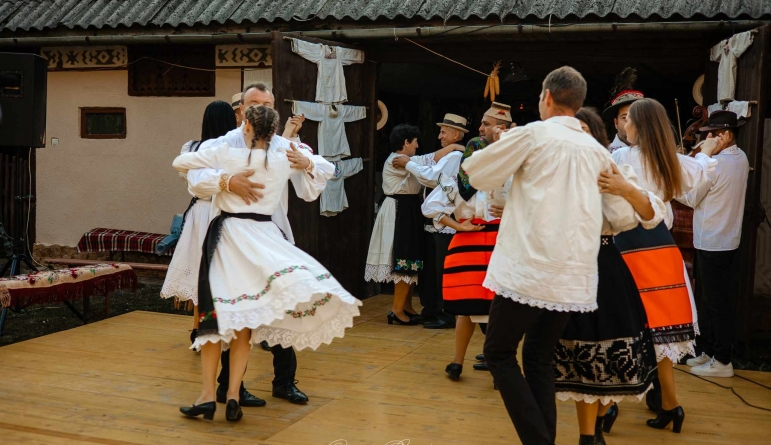 A fost „Joc la șură” în Coruia; Participanții îmbrăcați în port popular, preparatele delicioase, muzica tradițională și voia bună au făcut din eveniment o reușită