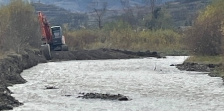 Râul Iza, decolmatat în localitatea Rozavlea