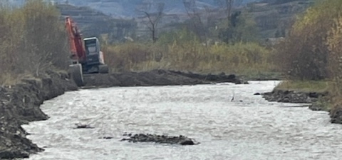 Râul Iza, decolmatat în localitatea Rozavlea