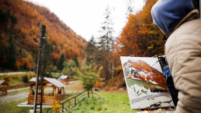 Tabără de creație la Repedea. Zeci de artiști transpun în creațiile lor frumusețea județului Maramureș, pentru conservarea patrimoniului cultural tradițional prin fotografie și pictură