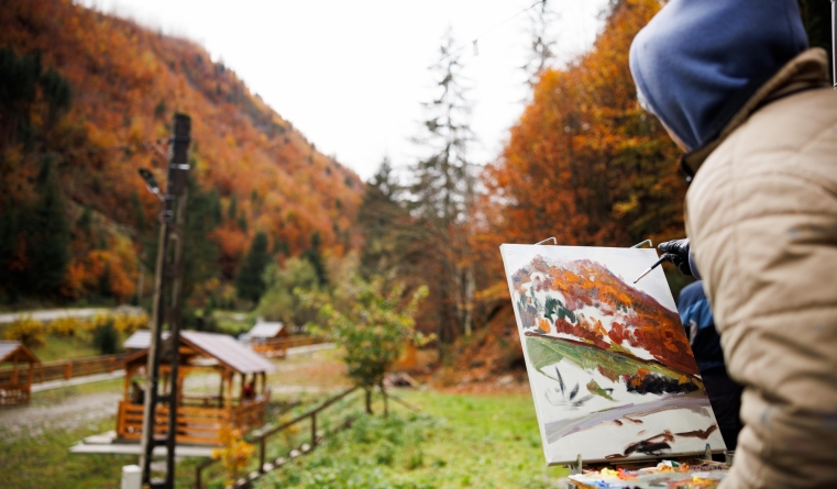 Tabără de creație la Repedea. Zeci de artiști transpun în creațiile lor frumusețea județului Maramureș, pentru conservarea patrimoniului cultural tradițional prin fotografie și pictură