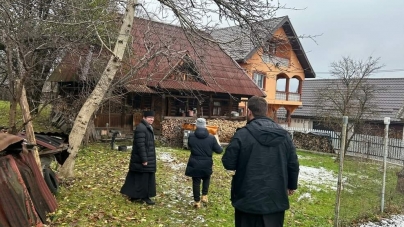 Peste 100 de bătrâni singuri și familii numeroase din Maramureșul Voievodal au primit daruri în cadrul campaniei filantropice „La căsuța unde-i neaua până-n tindă”