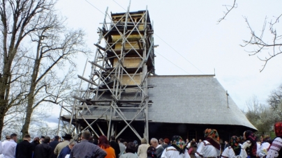 Continuă lucrările de reconstrucţie la biserica de lemn monument istoric din Costeni