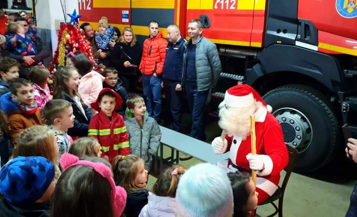 Moș Crăciun a venit la copiii pompierilor băimăreni