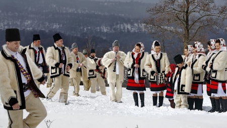 Ansamblul „Transilvania” și alți artiști îndrăgiți vor evolua pe scenă în Ruscova cu ocazia Anului Nou pe rit vechi și la împlinirea a 651 de ani de la atestarea comunei