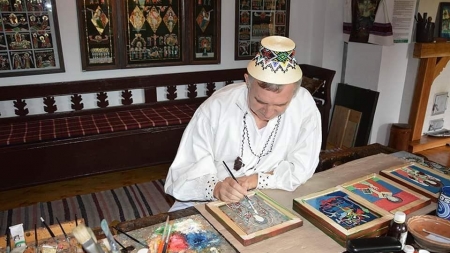 Maramureșeanul Ioan Borlean, un maestru al picturii icoanelor pe sticlă; Centrul Cultural Pastoral „Sfântul Iosif Mărturisitorul” din Sighet găzduiește expoziția sa