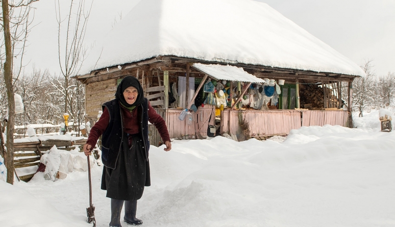 Se duc bătrânii rând pe rând… Despre tanti Floare din Bocicoel și oamenii cu suflet mare din jurul ei