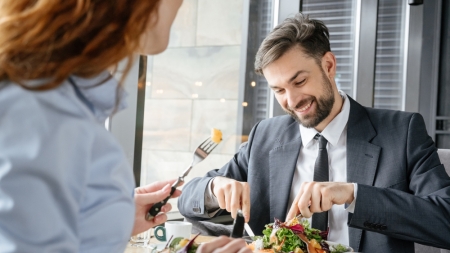 Pauza de masă obligatorie, după 6 ore de lucru