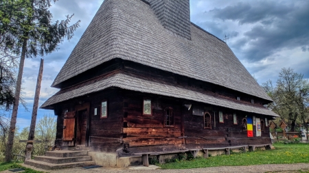 Biserica vândută comunității sărace din Hoteni