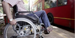 Șoferii de autobuz, obligați să asiste persoanele cu dizabilități la urcare și coborâre. Amenzile sunt usturătoare