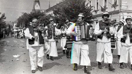 Maramureșul de altă dată. Ansamblul Mara și unul dintre cei mai valoroși violoniși din județ, în anii ’70