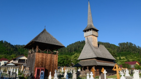 Biserica veche din Rozavlea, cel mai luminos lăcaș sfânt din Maramureș