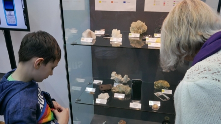 Expoziția „Telefoanele mobile și mineralele lor” a ajuns la Piatra Neamț