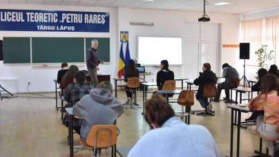 Doi profesori de la Universitatea Transilvania din Brașov le-au oferit liceenilor de la „Petru Rareș” Târgu Lăpuș o experiență educativă inedită