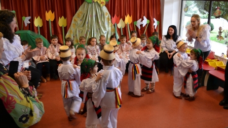 „Comori din satul bunicilor” la Biblioteca Județeană; Preșcolarii au realizat frumoase lucrări și au prezentat un moment tradițional