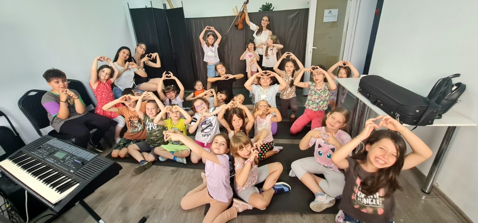 BiAcademy Music School organizează tabăra micilor artiști, în vacanța de schi, în Baia Mare