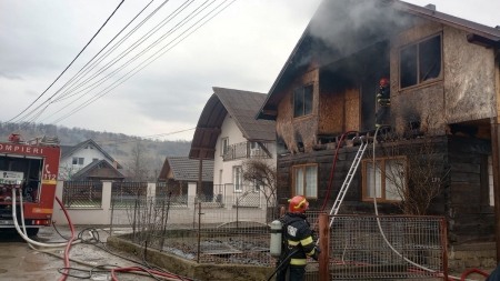 Incendiu la o casă din Sighetu Marmației. Pompierii au intervenit pentru lichidarea focului