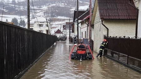 Inundații și alunecări de teren, în județ. Ploile și vremea caldă au făcut prăpăd