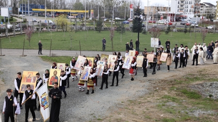 În Duminica Ortodoxiei: Procesiune cu icoane în jurul Catedralei Episcopale din Baia Mare