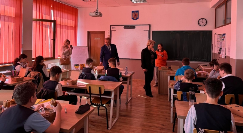 Preșcolarii și elevii din Fărcașa primesc zilnic un pachet cu alimente sănătoase sau o masă caldă