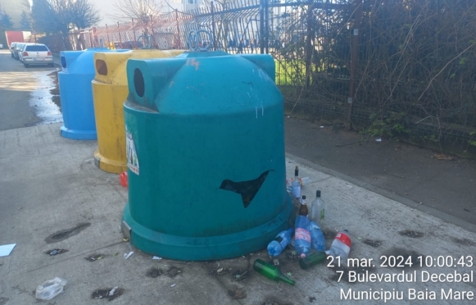 „Efectele adverse” ale legii reciclării. Containere distruse și mizerie împrăștiată de „căutătorii de comori”