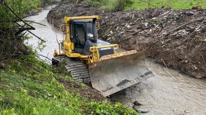 Lucrări de decolmatare pe râul Rona, la confluența cu Iza