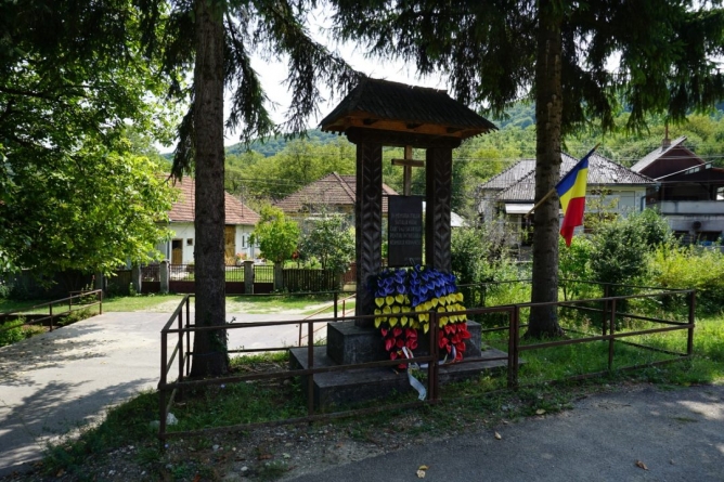 Monumentul eroilor de la Vărai