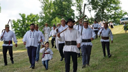 Se organizează clacă de coasă la Cărbunari