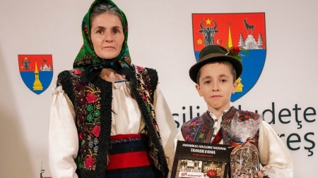 „Lada de Zestre”: Cele mai frumoase costume tradiționale au fost premiate de Ansamblul „Transilvania”