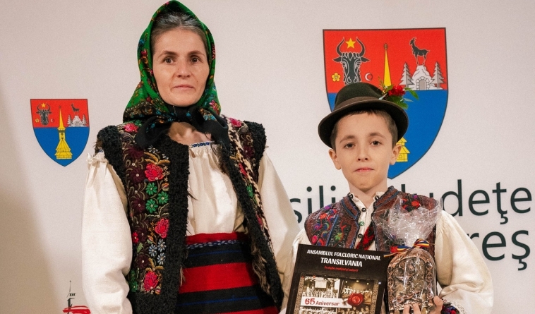 „Lada de Zestre”: Cele mai frumoase costume tradiționale au fost premiate de Ansamblul „Transilvania”