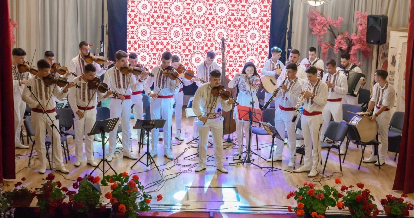 Orchestra „Fisculașul” – proiectul inedit al unor tineri talentați și iubitori de folclor