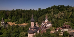 Programul slujbelor la Mănăstirea Rohia suferă modificări pe perioada verii