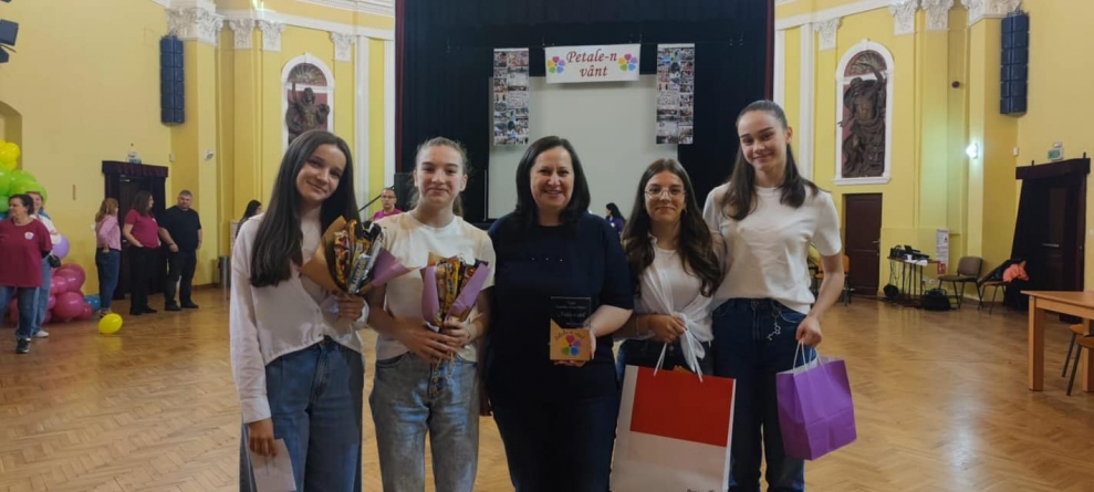 Patru eleve de la „Lucaciu”, locul I la Concursul Național de voluntariat și caritate „Petale-n vânt”