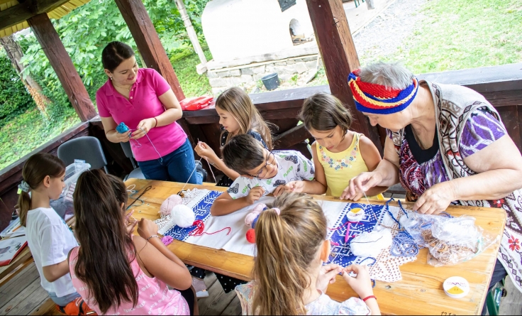 Au început înscrierile pentru atelierele de vacanță de la Muzeul Satului din Baia Mare