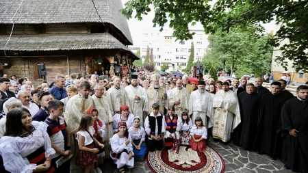 PS Iustin a slujit la bisericuța de lemn din Baia Mare cu ocazia împlinirii a 20 de ani de la târnosirea ei