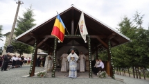 Liturghie arhierească în Bontăieni; A fost sfințită capela de cimitir și o troiță de piatră