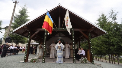 Liturghie arhierească în Bontăieni; A fost sfințită capela de cimitir și o troiță de piatră