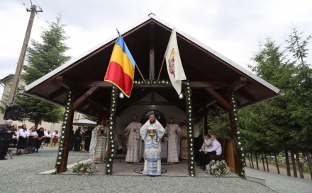 Liturghie arhierească în Bontăieni; A fost sfințită capela de cimitir și o troiță de piatră