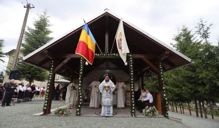 Liturghie arhierească în Bontăieni; A fost sfințită capela de cimitir și o troiță de piatră