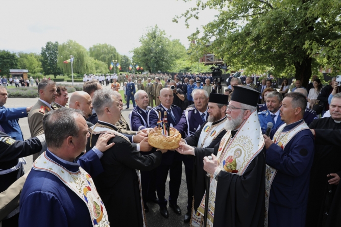 Ceremonie militară și religioasă la Monumentul Ostaşului Român din Baia Mare