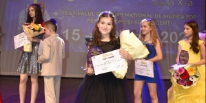Maria-Sarah Miklos a adus în Baia Mare trofeul Festivalului Concurs Național de Muzică Pop pentru copii și adolescenți „Deva Music Star”