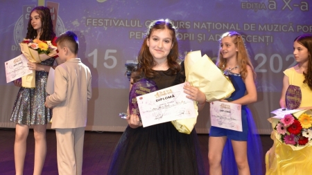 Maria-Sarah Miklos a adus în Baia Mare trofeul Festivalului Concurs Național de Muzică Pop pentru copii și adolescenți „Deva Music Star”