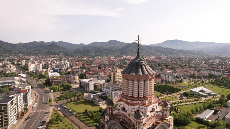 Se împlinesc 21 de ani de la târnosirea demisolului Catedralei Episcopale „Sfânta Treime” din  Baia Mare