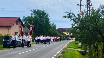 În Săcălășeni a avut loc tradiționala procesiune de Rusalii; În fiecare an se merge, prin rotație, la cele 10 troițe