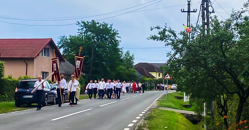 În Săcălășeni a avut loc tradiționala procesiune de Rusalii; În fiecare an se merge, prin rotație, la cele 10 troițe