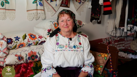 Elvira Moșuț din Coaș, o păstrătoare a tradiției; Are amenajată acasă o odăiță în care sunt păstrate obiecte vechi de mare valoare