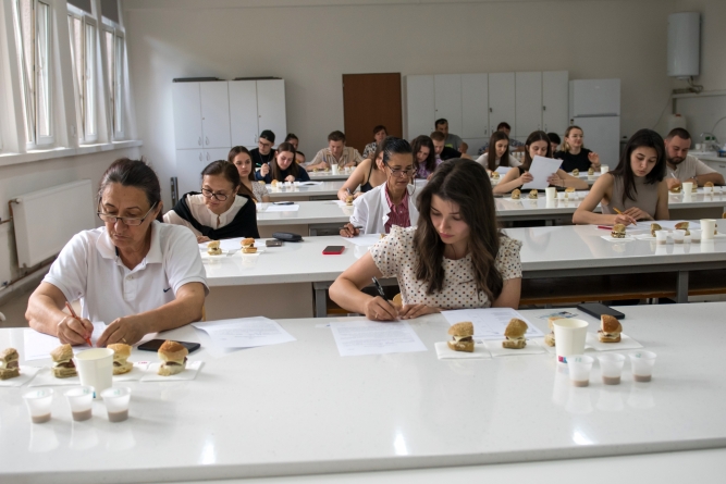 Cadre didactice și masteranzi ai Departamentului de Chimie-Biologie din cadrul CUNBM desfășoară activități în cadrul proiectului NOVAFOODIES