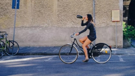 Cei care circulă pe bicicletă sau trotinetă electrică vor fi testați pentru alcool și substanțe psihoactive