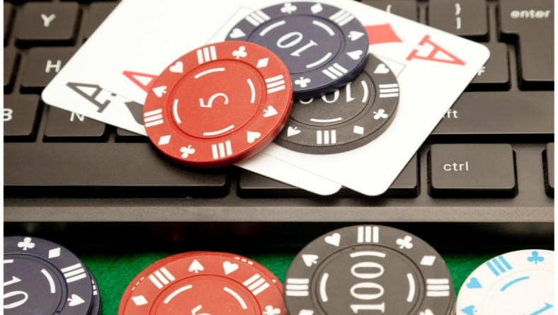 Cum să-ți păstrezi concentrarea când joci poker online: sfaturi utile